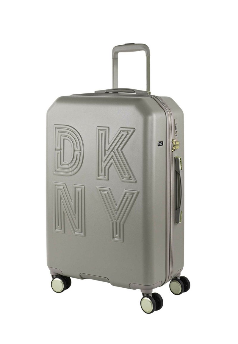 Maleta rígida gris con el logo "DKNY" en relieve, cuatro ruedas negras, asa retráctil y cierre de cremallera. Cuenta con un exterior texturizado.