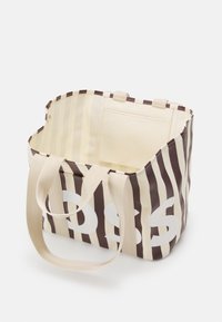 Borsa a tracolla a righe con colori marrone e crema, grandi lettere bianche, materiale in tessuto, apertura superiore e due manici in tessuto.