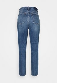 Jeans de denim azul con un diseño de pierna recta. Presentan dos bolsillos en la parte posterior y un acabado desgastado con un ligero efecto de desgaste cerca de la cintura.