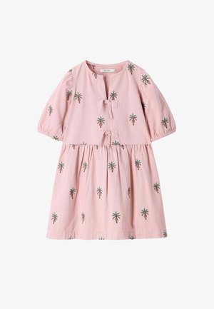 Hellrosa Kleinkindkleid mit kurzen Puffärmeln, vorderseitigen Binderverschlüssen und grüner Stickerei mit Palmenmuster.