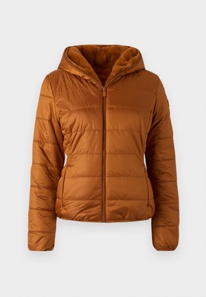 Quiltet pufferjakke i varm brun, med lynlås fortil, hætte og blødt pelsfor. Tekstureret stof med diskrete sidelommer.