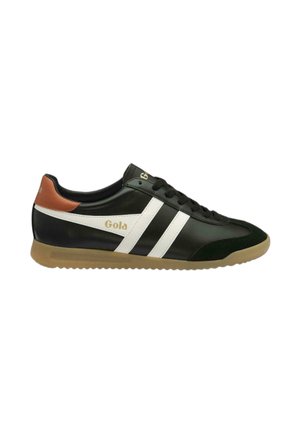 Schwarzer und brauner Low-Top-Sneaker mit weißen Streifen, Gummisohle, Schnürung vorne und "Gola" Markennamen an der Seite und Zunge.