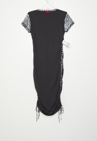 Schwarzes Kleid mit kurzen Ärmeln im Zebra-Streifen-Muster, gerafften Seiten und Kordelzügen am Saum. Glatte Textur, figurschmeichelndes Design.