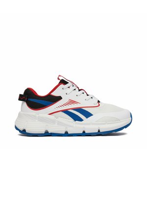 Zapatilla deportiva blanca con rayas azules, acentos rojos, cuello de malla negra, cordones blancos y suela gruesa azul y blanca.