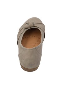 Helles graues Wildleder-Ballettschuh mit einer geknoteten Stoffdetail an der Spitze und perforierten Innensohlen. Rundabsatz mit eingeprägtem Logo an der Seite.