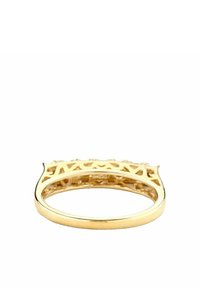 Anello in oro con un design dettagliato e traforato, dotato di una fascia arrotondata e un motivo decorativo sulla parte superiore. Texture liscia e finitura lucida.