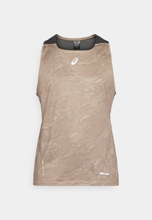 Kohvane ilma varrukateta sporditopp, millel on tekstureeritud muster, musta võrkmaterjaliga kaelas ja käeäärtes, ning väike logo ees.