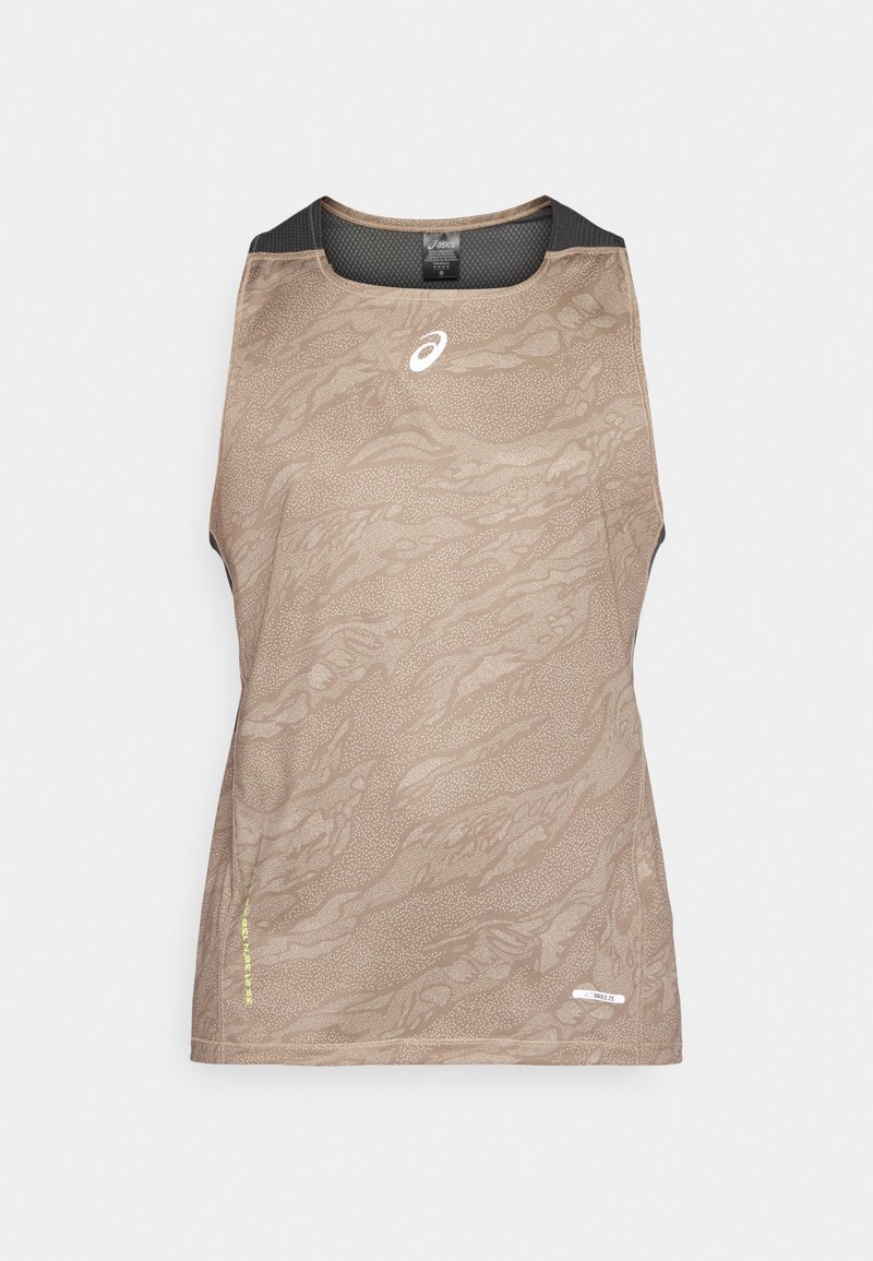 Top atlético sin mangas de color beige con un patrón texturizado, presenta un cuello y acentos en las mangas de malla negra, y un pequeño logo en la parte frontal.