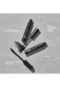 Svart tubmascara med en timbildsapplicator, som har en 3-i-1 volymgivande borste. Etiketterna anger vegansk formel och långvarig hållbarhet.