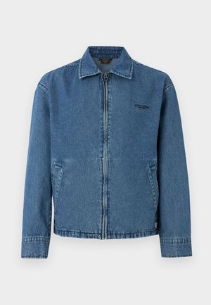 Meeste sinine teksajakk esikriipsluku, kahe küljetasku ja kraega, millel on vasakul rinnal väike tikitud logo.