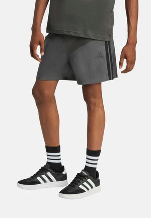 adidas Performance, PANTALONES CORTOS ESSENTIALS 3 STRIPES CHELSEA - Pantalón corto de deporte - grey