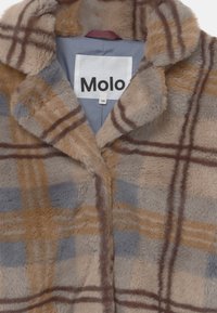 Abrigo de piel sintética con un patrón de cuadros multicolores en tonos de marrón y gris, con un cuello chal y etiqueta de Molo en el interior.