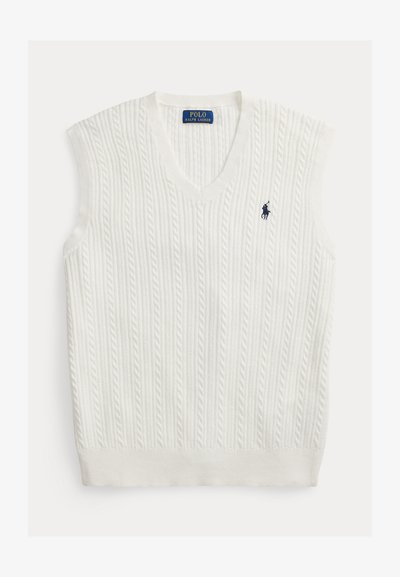 Bílý bezrukávový svetr s copánkovým vzorem a výstřihem do V. Má texturované vzory a malé námořnicky modré logo na prsou.