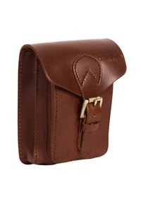 Bruine leren mars met een omgevouwen klep en een sluiting met een gesp. Heeft nette stiksels en een soepele textuur. Compacts rechthoekige vorm.