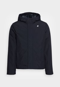 Ciemnogranatowa wodoodporna kurtka z kapturem, z przednim suwakiem, dwiema bocznymi kieszeniami i subtelnym logotypem na piersi. Gładka faktura.