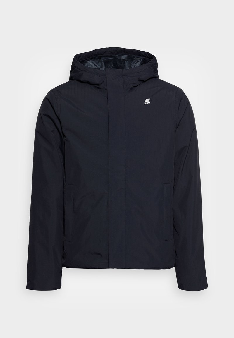 Ciemnogranatowa wodoodporna kurtka z kapturem, z przednim suwakiem, dwiema bocznymi kieszeniami i subtelnym logotypem na piersi. Gładka faktura.