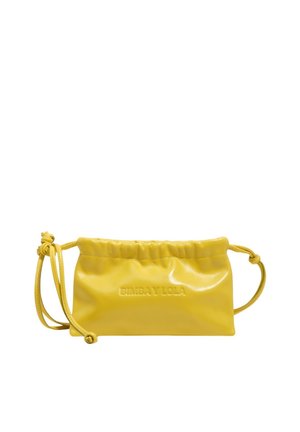 Bolso bandolera amarillo de cuero suave con correa ajustable y parte superior fruncida, con el logo de la marca "BIMBA Y LOLA" en relieve.