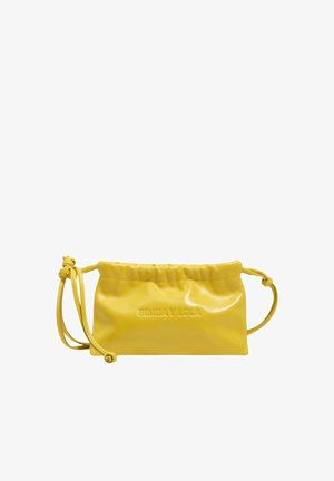 Bolso bandolera amarillo de cuero suave con correa ajustable y parte superior fruncida, con el logo de la marca "BIMBA Y LOLA" en relieve.