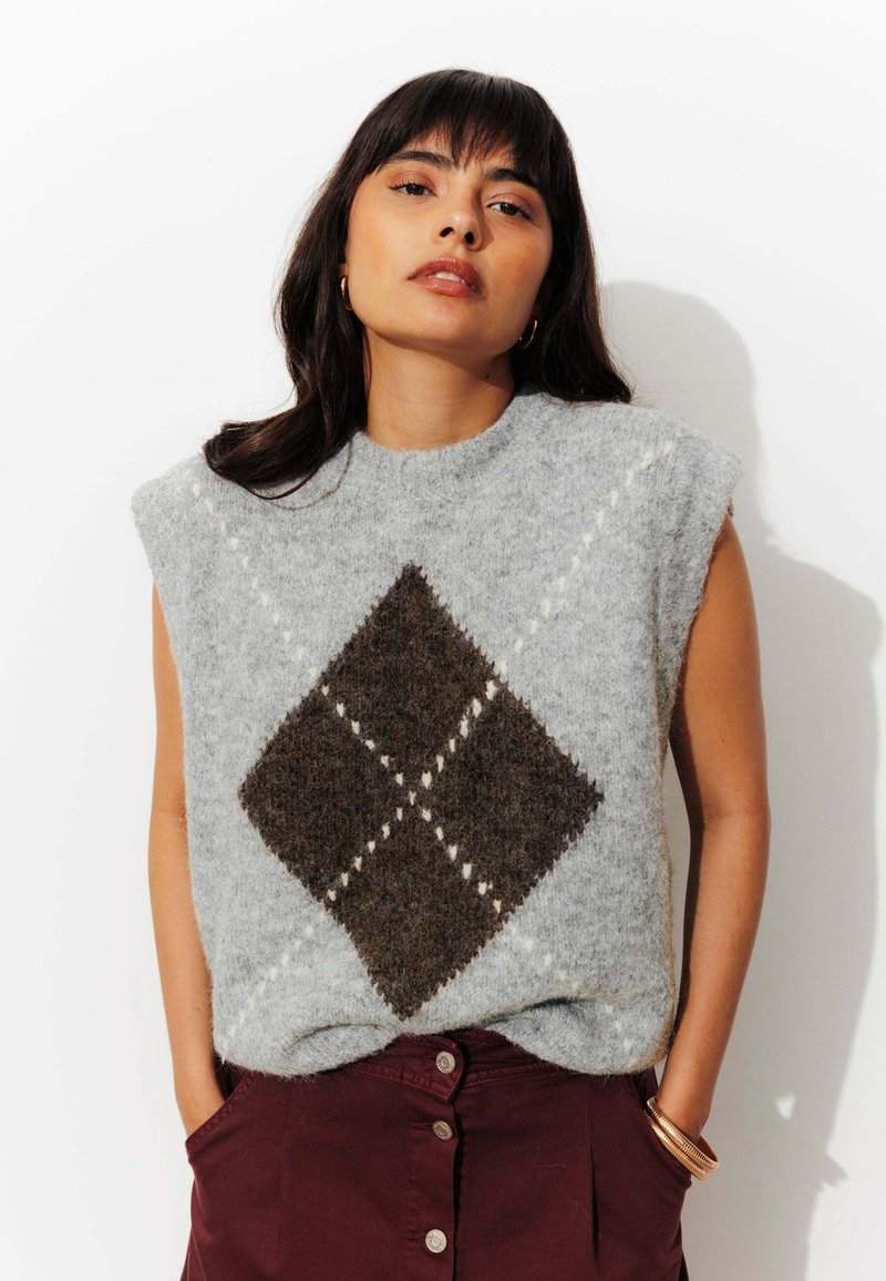 Pull sans manches en laine grise avec un motif en losanges marron et des accents de couture blancs, doté d'un col rond et d'une coupe décontractée.