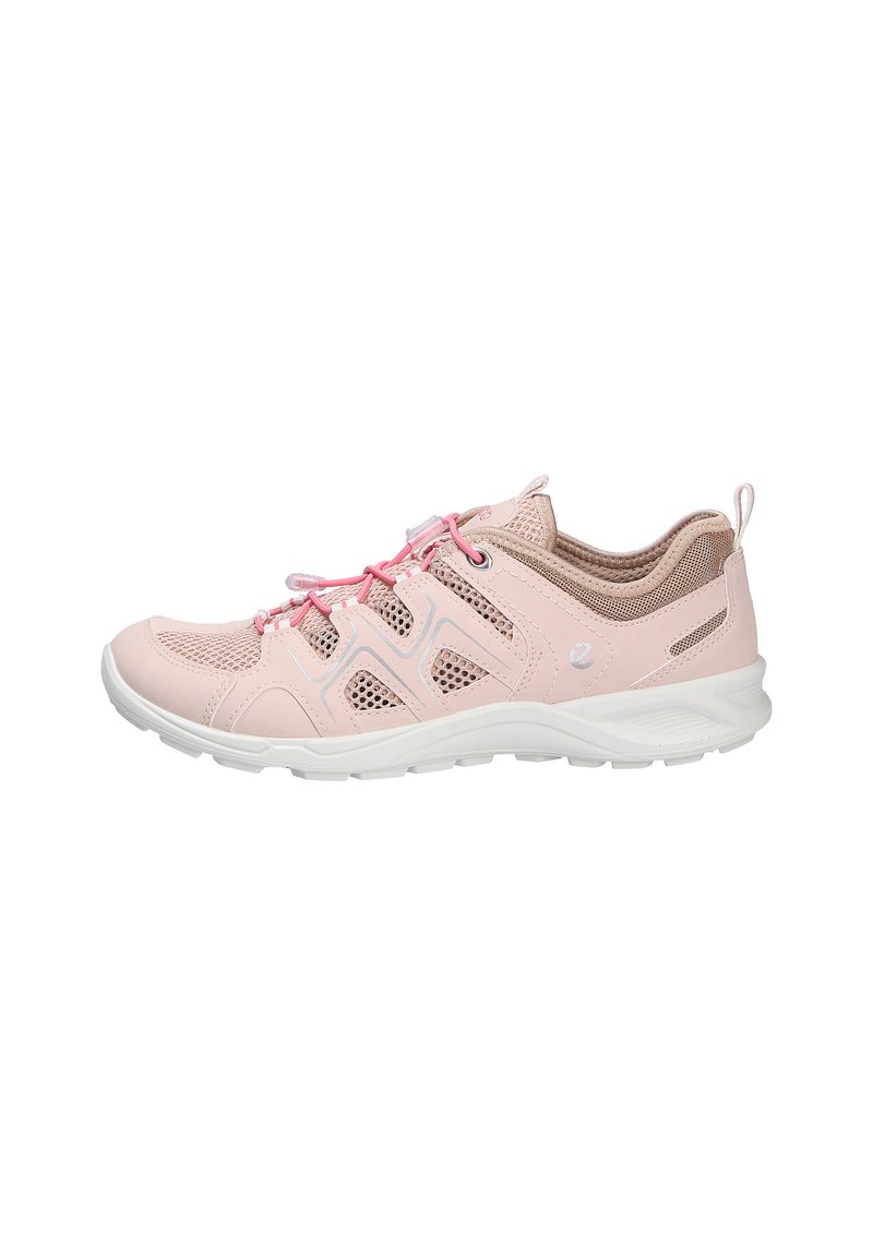 Chaussure de sport rose clair avec des panneaux en mesh, des lacets plats et une semelle en caoutchouc blanc. Équipée d'une languette arrière et d'un logo discret sur le côté.