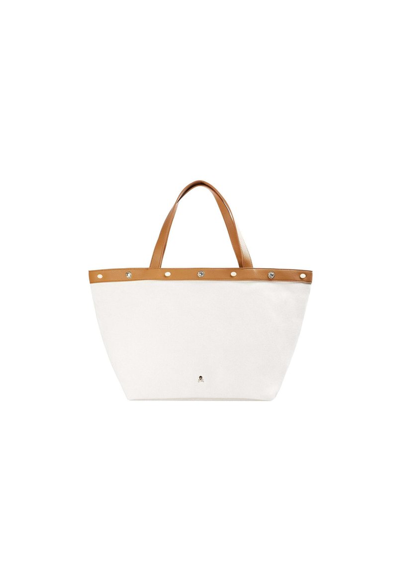 Canvas tas met een witte lichaamskleur en tan leren handvatten. Kenmerkt zich door een decoratieve tan leren band met zilveren studs aan de bovenkant.