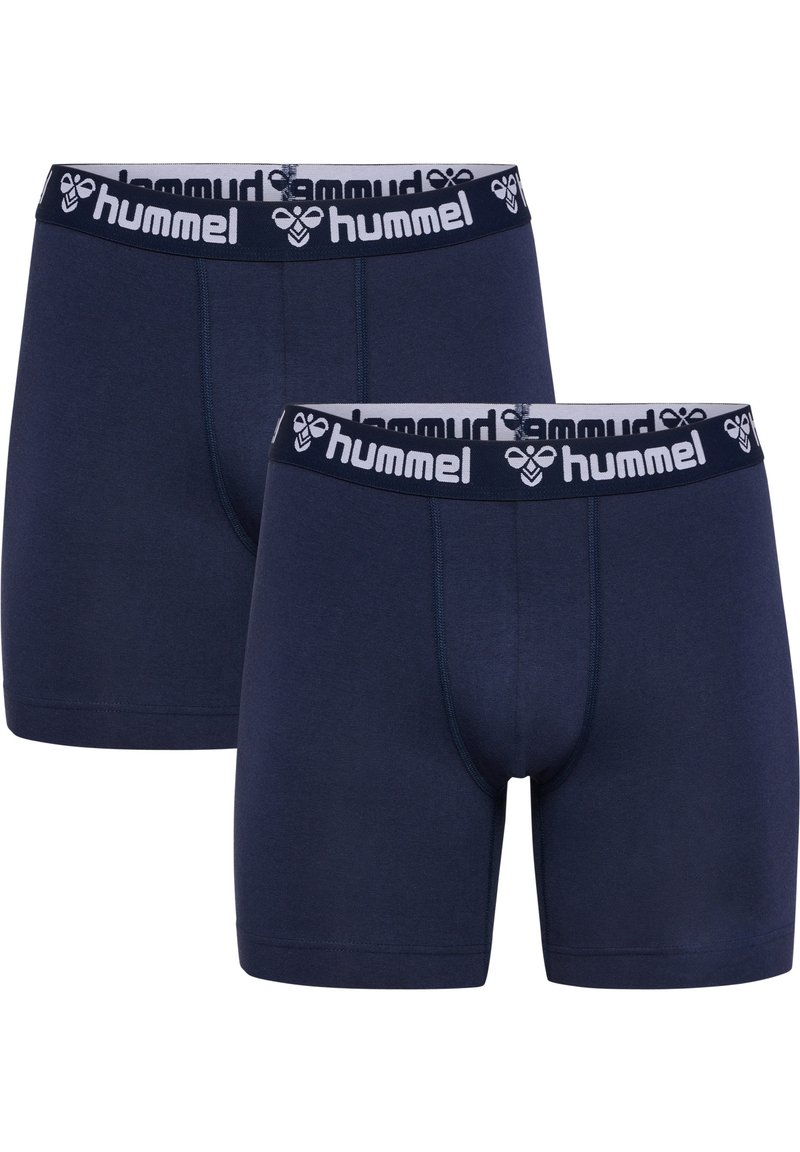 Två par herrkalsonger i mörkblått, tillverkade av mjukt material, med en elastisk midjeband som har en logotyp med "hummel" i vit skrift.