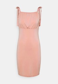 Sukienka bez rękawów o długości do kolan, w delikatnym różowym kolorze, z marszczoną górą i wiązanymi ramiączkami, na białym tle.