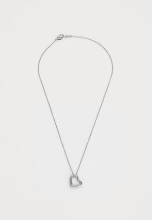 Collar con colgante en forma de corazón de plata sobre una cadena fina, con un acabado suave y cierre de gancho. El diseño es minimalista y elegante.