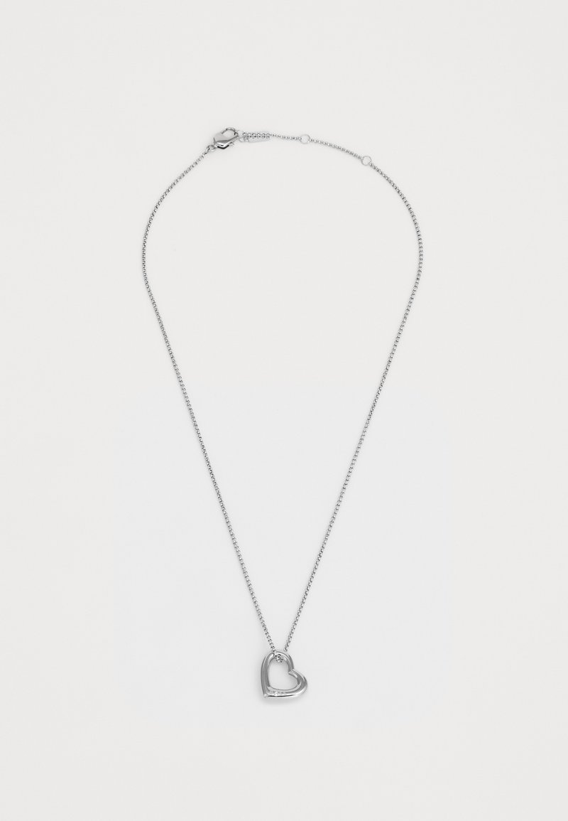 Colar de pendente em forma de coração prateado, com uma corrente fina, apresentando um acabamento suave e fecho de mosquetão. O design é minimalista e elegante.