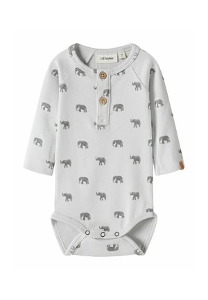 Weißer Baby-Body mit langen Ärmeln und grauen Elefantenmotiven, zwei Holzknöpfen vorne und Druckknöpfen unten.