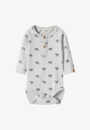 Weißer Baby-Body mit langen Ärmeln und grauen Elefantenmotiven, zwei Holzknöpfen vorne und Druckknöpfen unten.