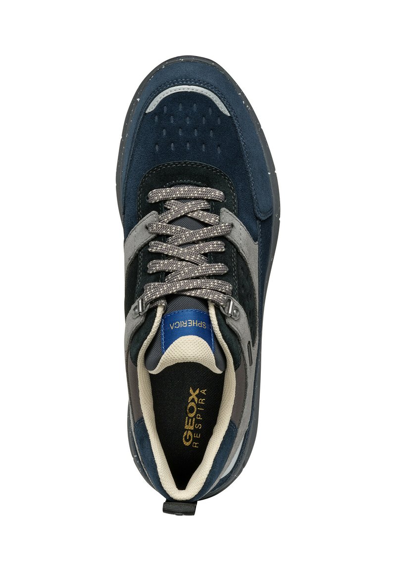 Granatowe i szare zamszowe sneakersy z perforowaną cholewką, teksturowanymi sznurówkami i wyściełanym wnętrzem. Posiadają logo Geox oraz solidną podeszwę.