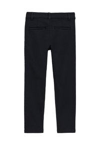 Melni, pieguloši bikses ar gludu tekstūru, ar standarta jostiņu, divām aizmugurējām kabatām un bez redzamām rakstām vai akcentiem.