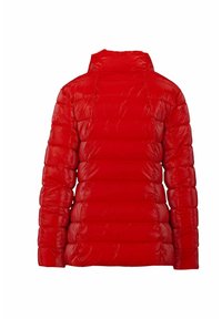 Czerwona puchowa kurtka z wysokim kołnierzem i pikowanym wzorem z poziomymi segmentami. Gładka faktura z połyskującym wykończeniem. Brak widocznych zapięć.