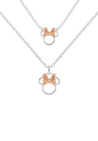 Due collane a strati con una catena d'argento, un accento di farfalla in rosa oro e cerchi circolari che collegano il ciondolo.