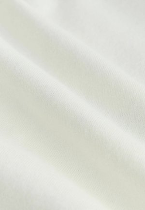 Tissu en coton blanc avec une texture douce et lisse présentant un motif côtelé subtil. Les fibres sont tissées de manière serrée, créant une surface durable.