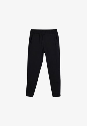 Pantalones deportivos negros con cinturilla elástica, bolsillos laterales y piernas ajustadas. Confeccionados con un material suave y elástico.