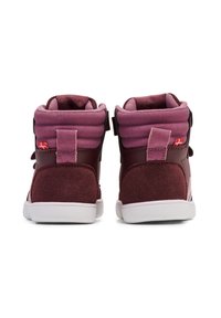 Höga sneakers med en bordeauxfärgad mockayttersida, vadderad rosa krage, vit gummisula och dubbla kardborreband.