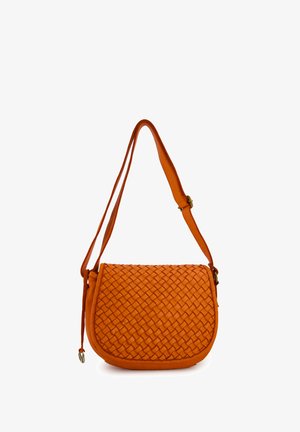 Geflochtene Leder-Crossbody-Tasche in leuchtendem Orange, mit einer geschwungenen Form und verstellbarem Tragegurt. Die Textur ist deutlich geflochten.