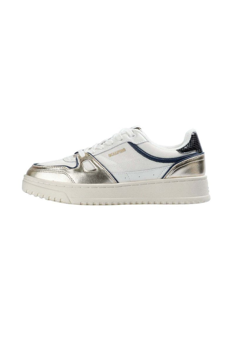 Zapatilla baja con malla blanca, superposiciones metálicas doradas, acentos en azul marino, talón texturizado negro y suela de goma blanca, vista lateral sobre un fondo blanco.