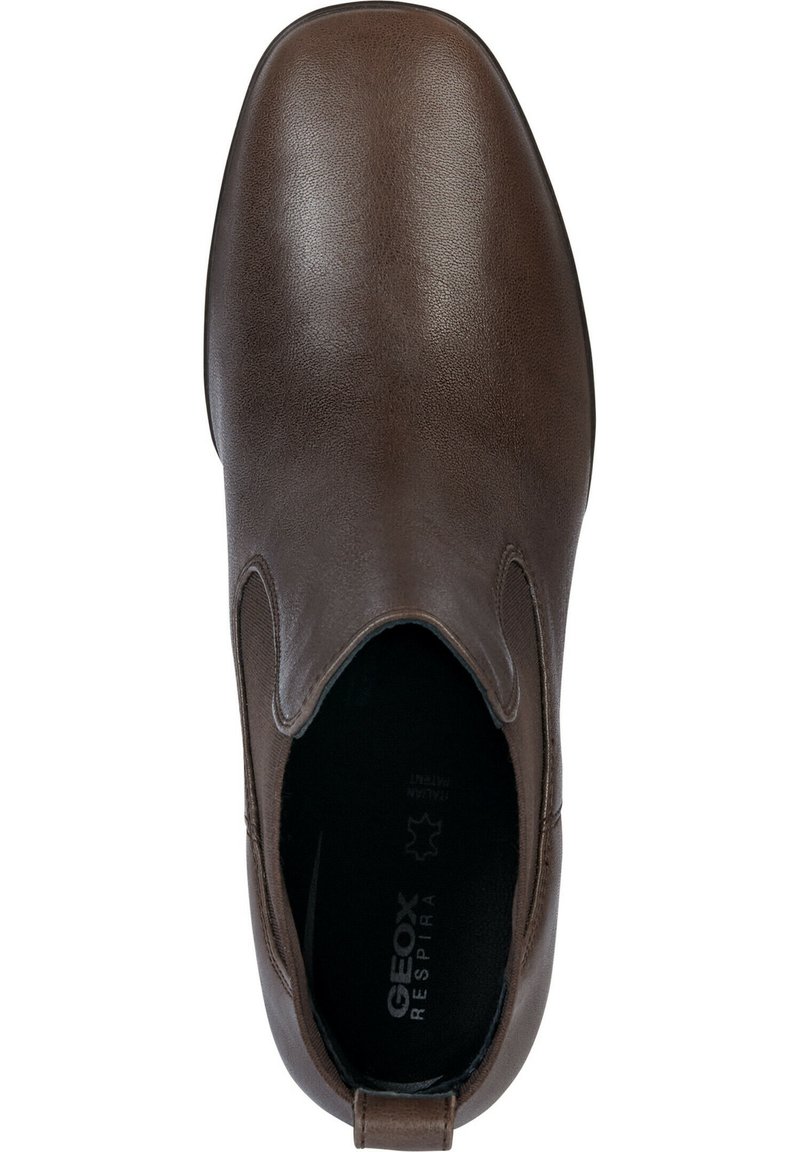 Stivale alla caviglia in pelle marrone con lati elasticizzati, punta arrotondata, texture liscia e soletta con marchio. Design minimalista senza motivi.
