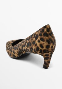 Chaussure à talon aiguille femme avec un petit talon kitten, ornée d'un motif léopard noir et marron et d'une surface texturée.