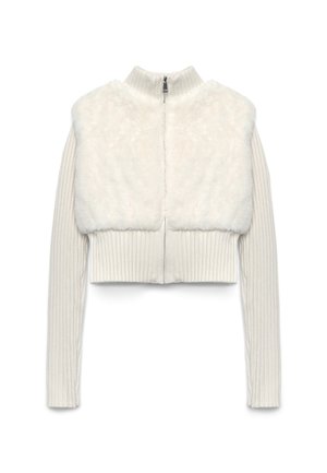 Giacca accorciata con lunghe maniche a costine, caratterizzata da un corpo in finta pelliccia bianca e collo alto. Chiusura con zip sul retro.