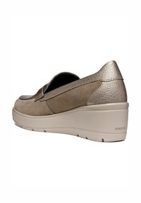Zapato de ante marrón tipo slip-on con acentos metálicos, suela de cuña acolchada y detalles texturizados en el talón. Marca en el lateral.