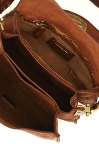 Borsa a tracolla in pelle marrone con una tasca con zip, diversi scomparti interni e dettagli in ottone. Finitura morbida e testurizzata.