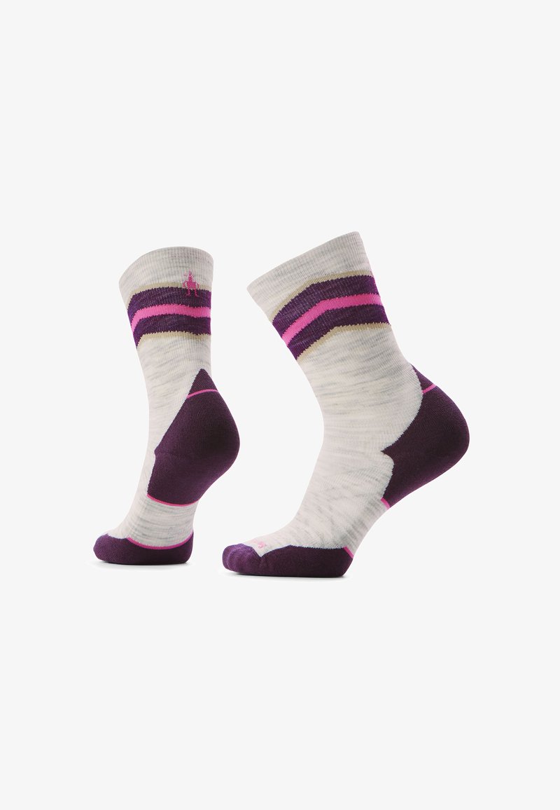 Pari harmaita urheilusukkia, joissa on tummanpunaiset kantapäät ja varpaat, sekä violetteja ja vaaleanpunaisia vaakasuoria raitoja ylhäällä.