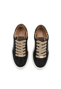 Sneakers in pelle nera con lacci beige, dettagli in oro rosa e suola in gomma bianca. Interno imbottito e dettagli texturizzati sul tallone.