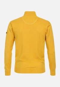 Żółty sweter z dzianiny z wysokim kołnierzem, długimi rękawami oraz prążkowanymi mankietami i dołem. Gładka tekstura, bez widocznych wzorów lub detali metalowych.