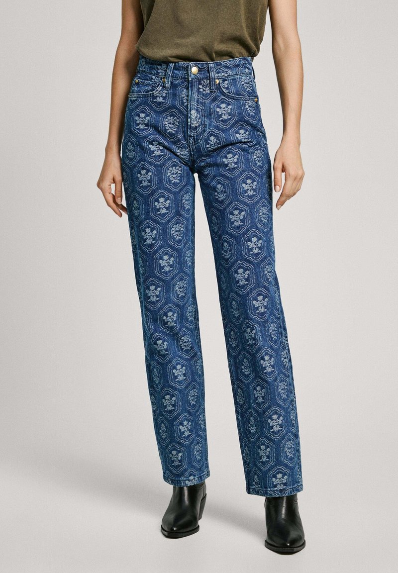 Džínsy s vysokým pásom v modrej farbe s zložitým kvetinovým a geometrickým vzorom. Vyrobené z denimu, s piatimi vreckami a zlatými detailmi.