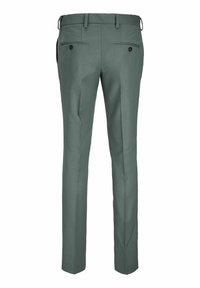 Pantaloni in un tessuto verde tenue, caratterizzati da una vestibilità sartoriale, tasche laterali e tasche posteriori a doppio bottone. Texture liscia con linee pulite.